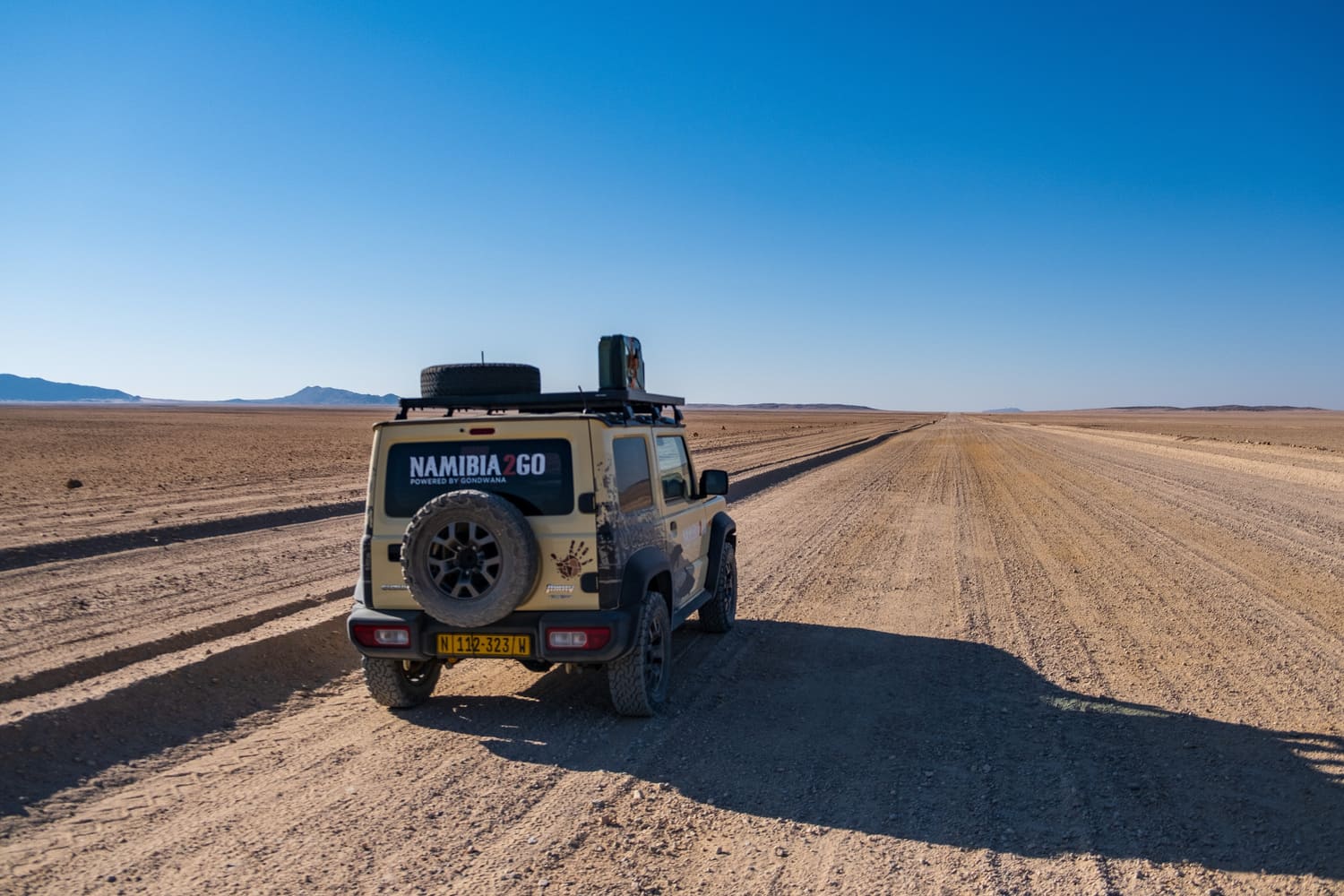 Suzuki Jimny 4x4 jaune sur une piste du désert en Namibie, blog itinéraires sans filtre