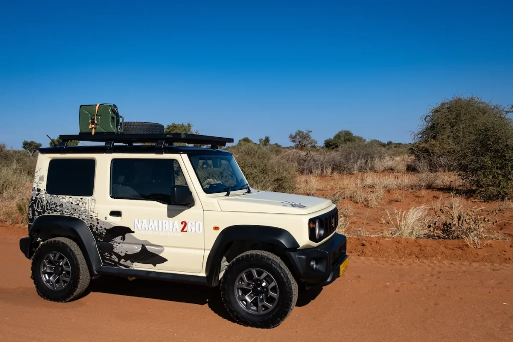 4x4 Suzuki Jimny de location sur une piste de terre rouge en Namibie