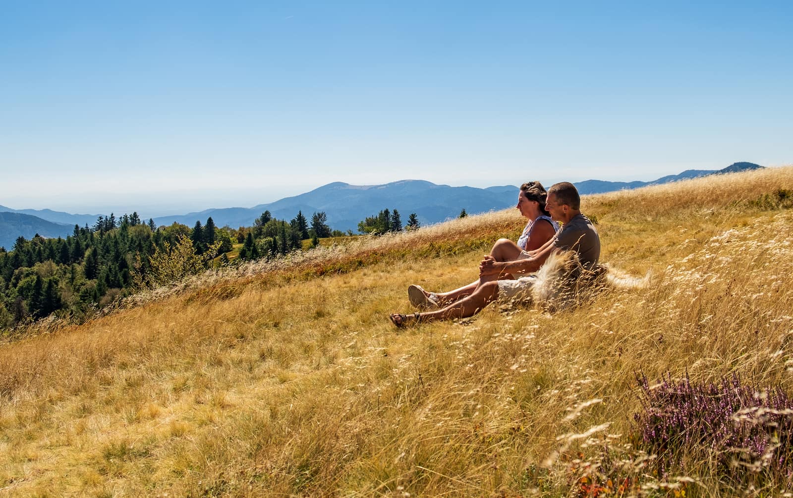 Frédéric et Isabelle du blog Itinéraires sans Filtre posant devant un décor de montagne