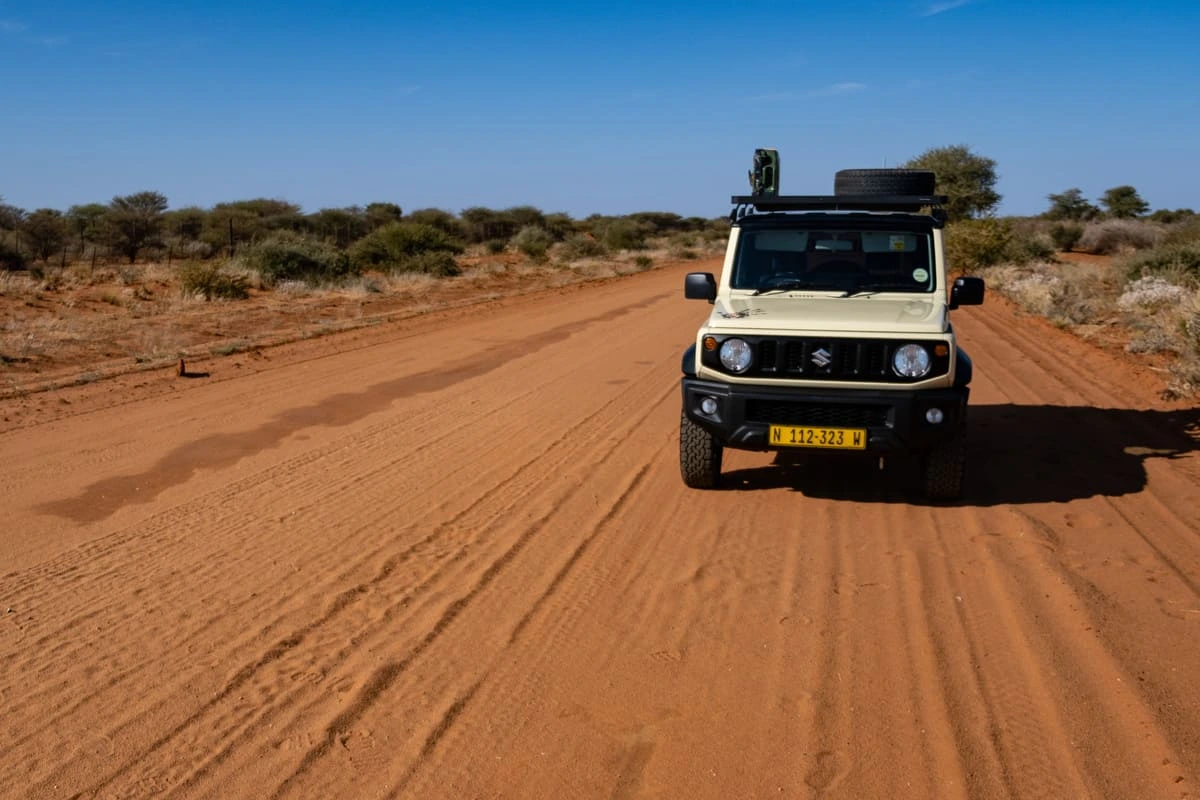 4x4 sur une piste de sable rouge en Namibie au début du road trip