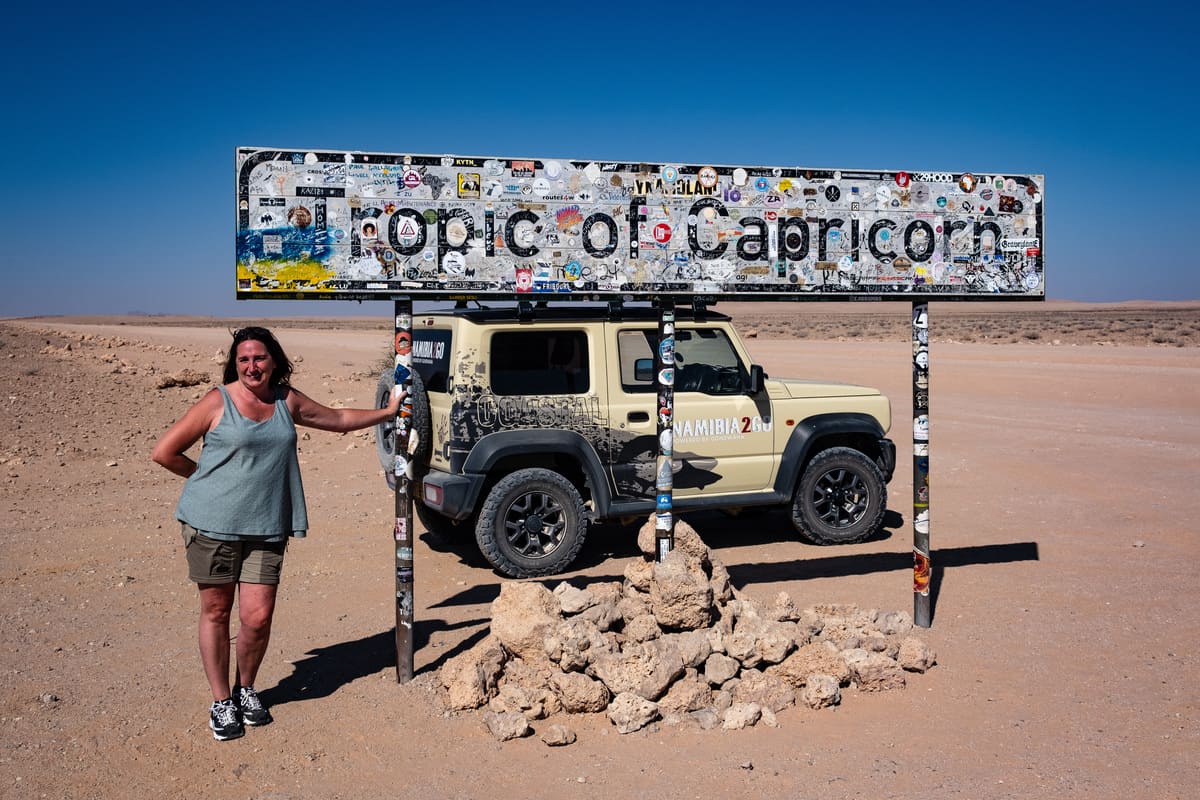 Passage du Tropique du Capricorne en Namibie : arrêt photo mythique sur la route entre Walvis Bay et Sesriem."
