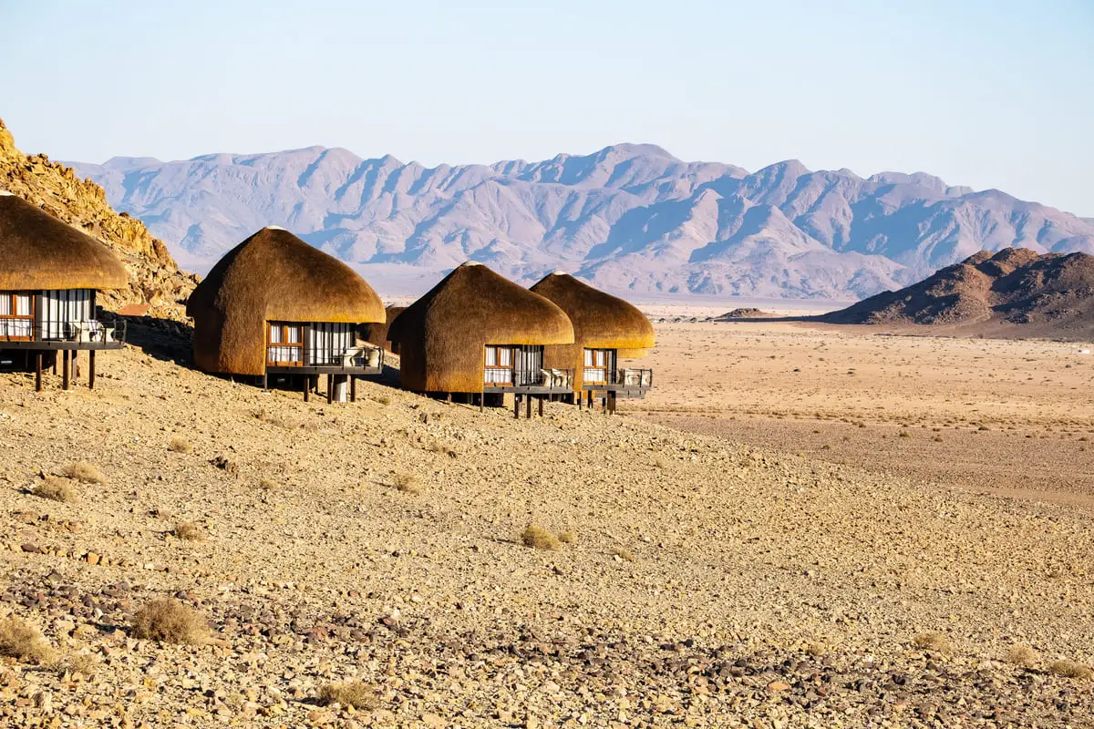 Hébergement de luxe au Desert Hills Lodge près de Sesriem : bungalows sur pilotis face au désert namibien