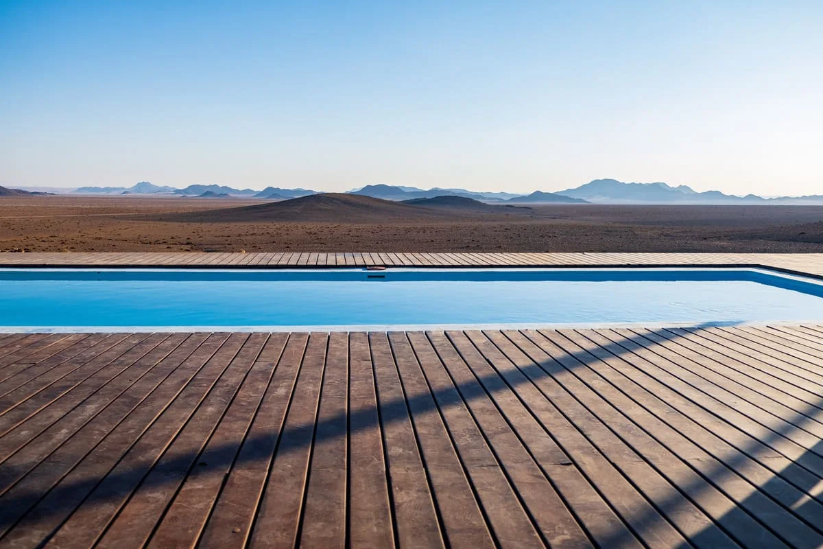 Piscine avec vue sur le désert au Desert Hills Lodge près de Sesriem, un moment de calme après le safari