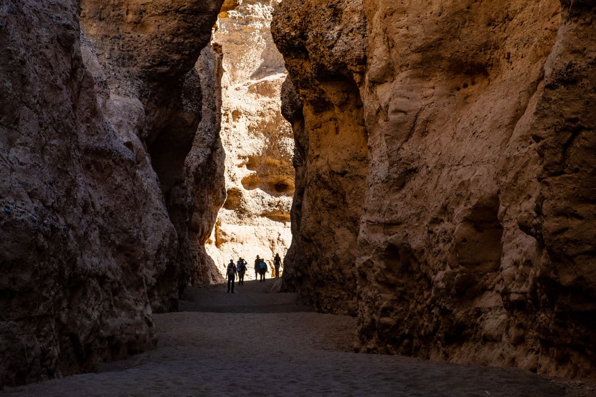 Randonnée dans les profondeurs du Sesriem Canyon en Namibie, une gorge naturelle sculptée par la rivière Tsauchab.