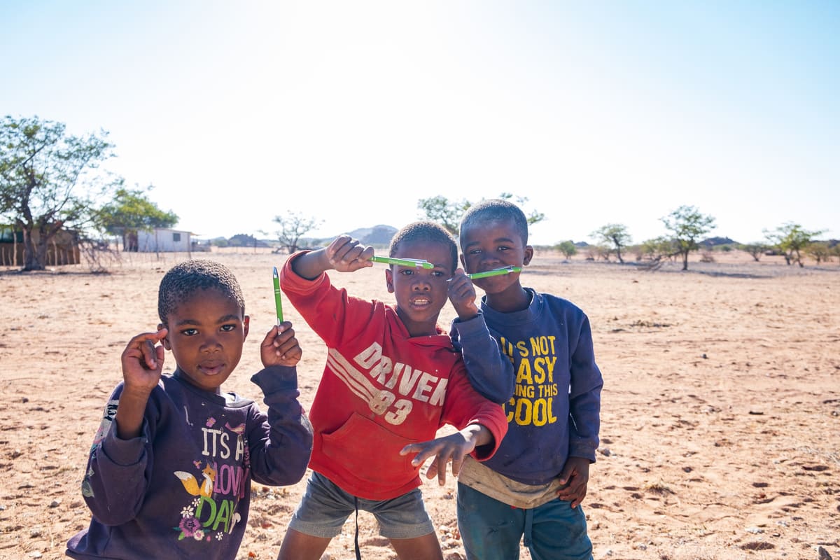 Rencontre avec les enfants du Damaraland lors d'un voyage en Namibie, moment de partage et de sourires.