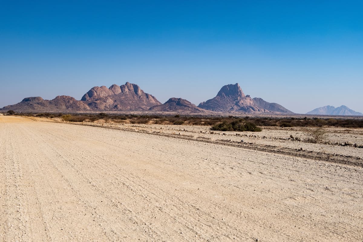 Le massif du Spitzkoppe, surnommé le Cervin de Namibie, s'élevant au-dessus d'une plaine désertique du Damaraland.