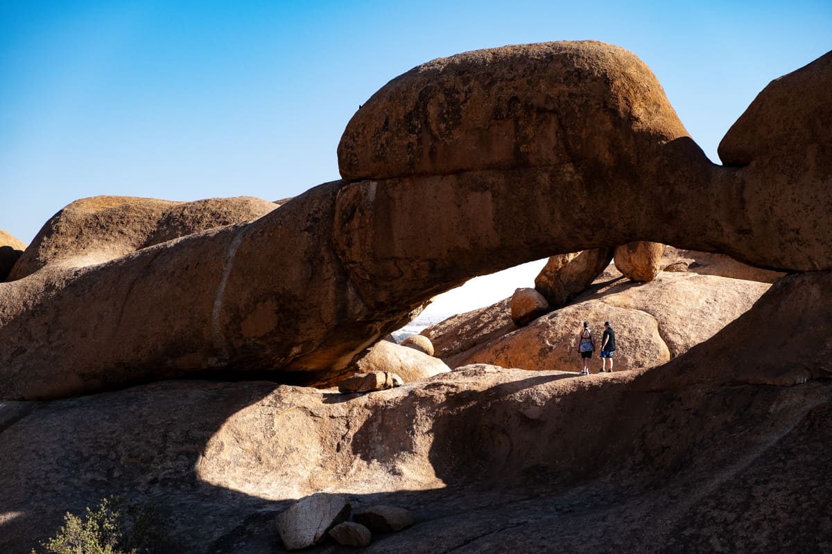 Le célèbre Rock Arch du massif du Spitzkoppe, une merveille géologique incontournable du Damaraland en Namibie.