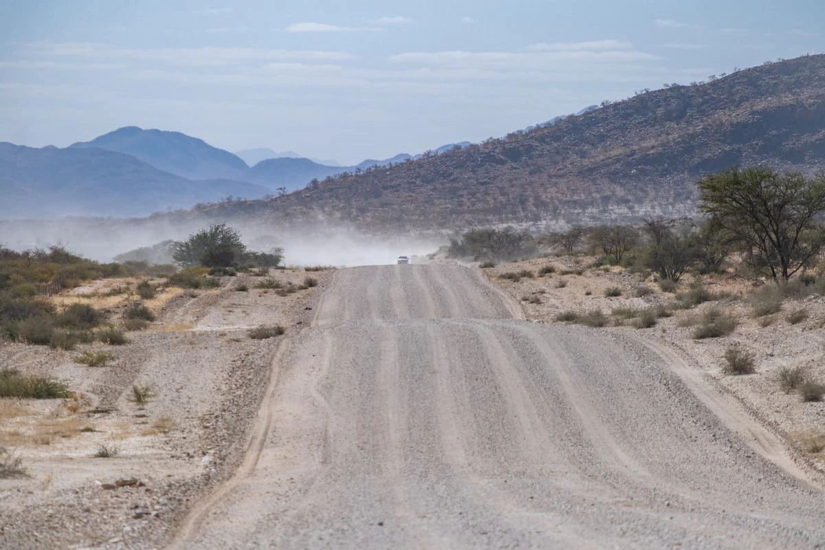 4x4 sur route désertique poussiéreuse en Namibie