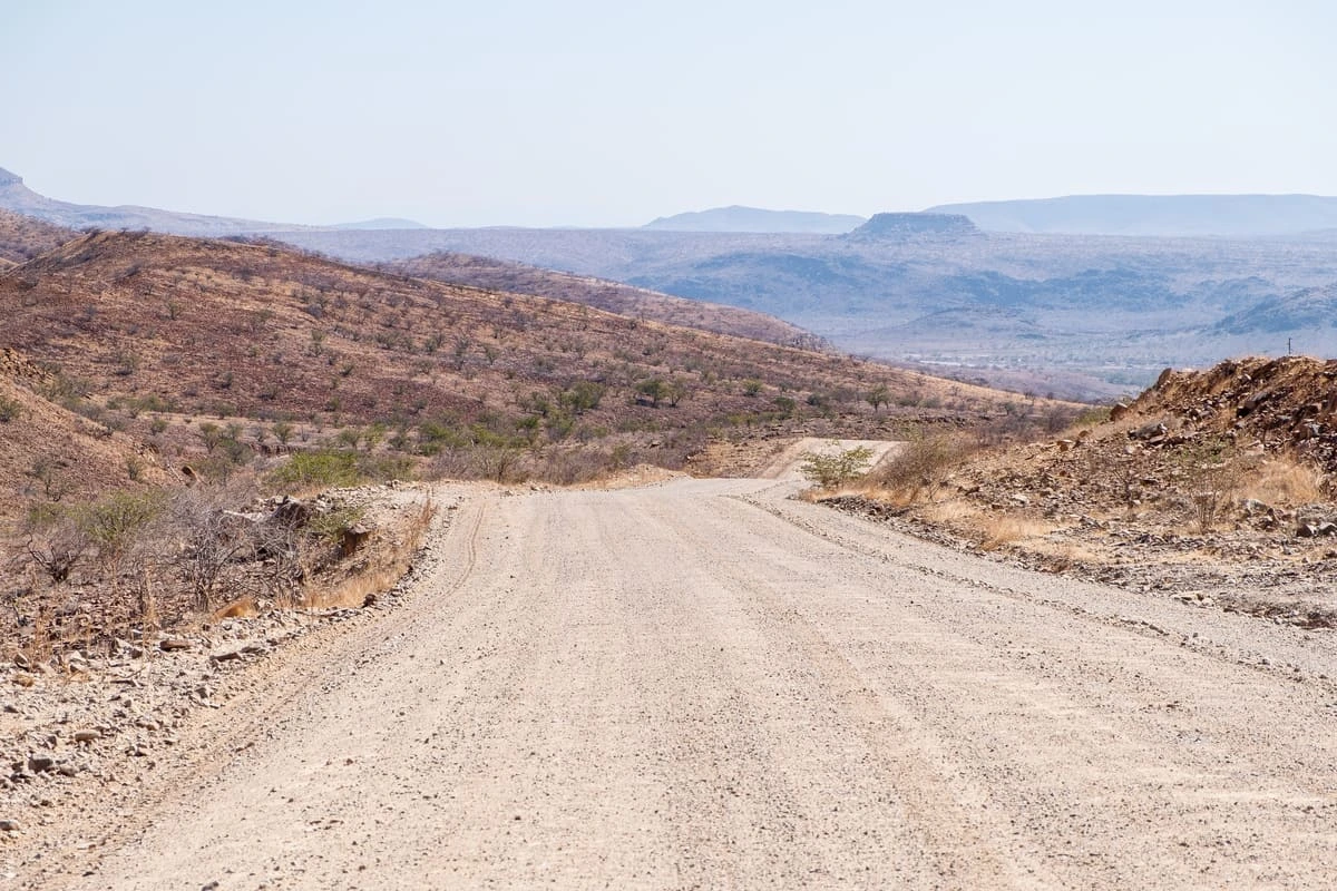 Piste de gravier traversant des collines dans le Damaraland en Namibie