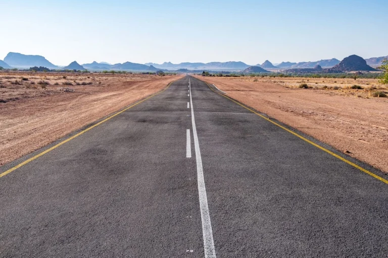 Route traversant un paysage désertique en Namibie
