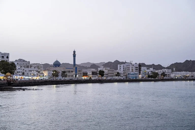 Corniche de Mutrah au coucher du soleil, Mascate, Oman