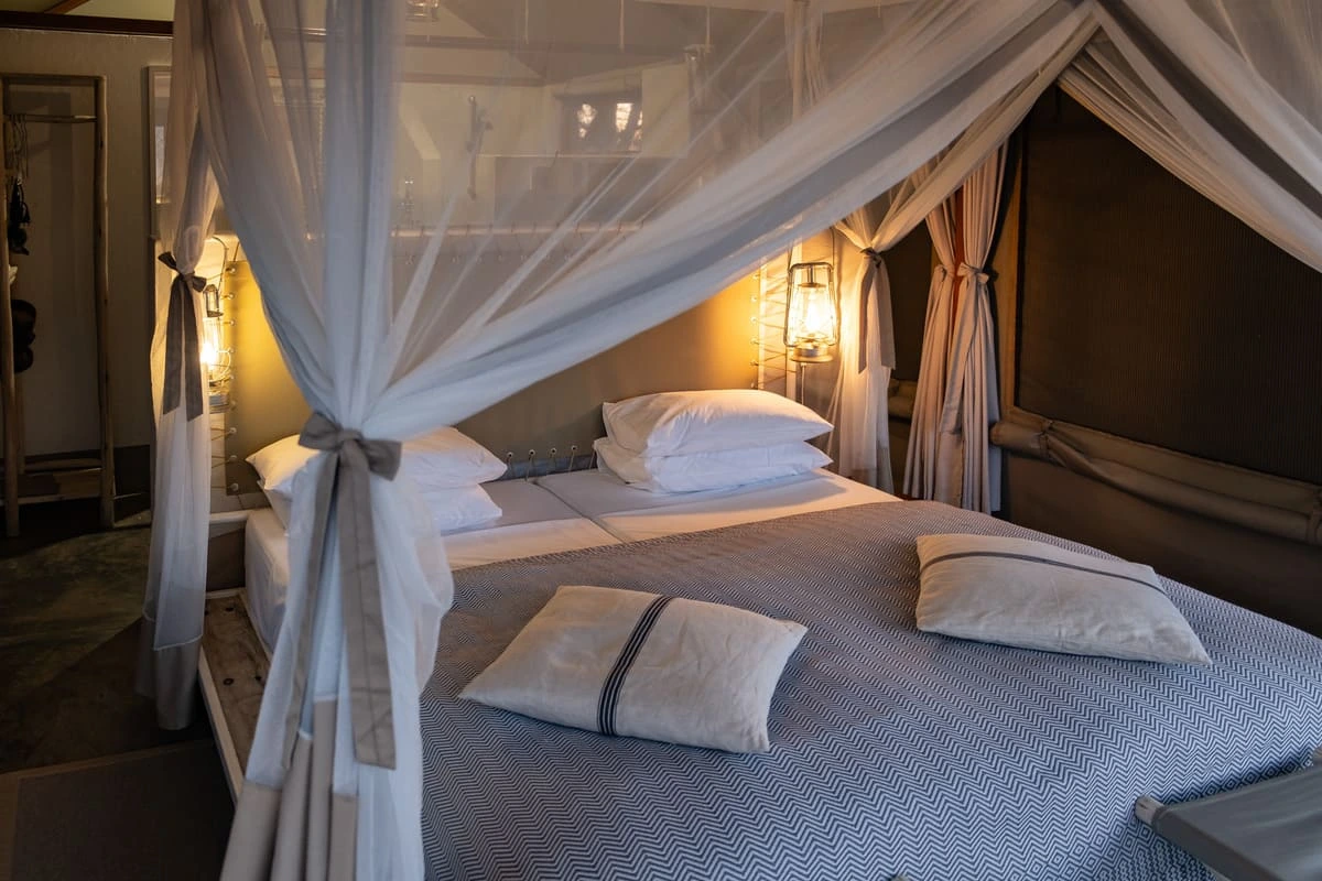 Intérieur confortable d'une tente au Mushara Bush Camp en Namibie