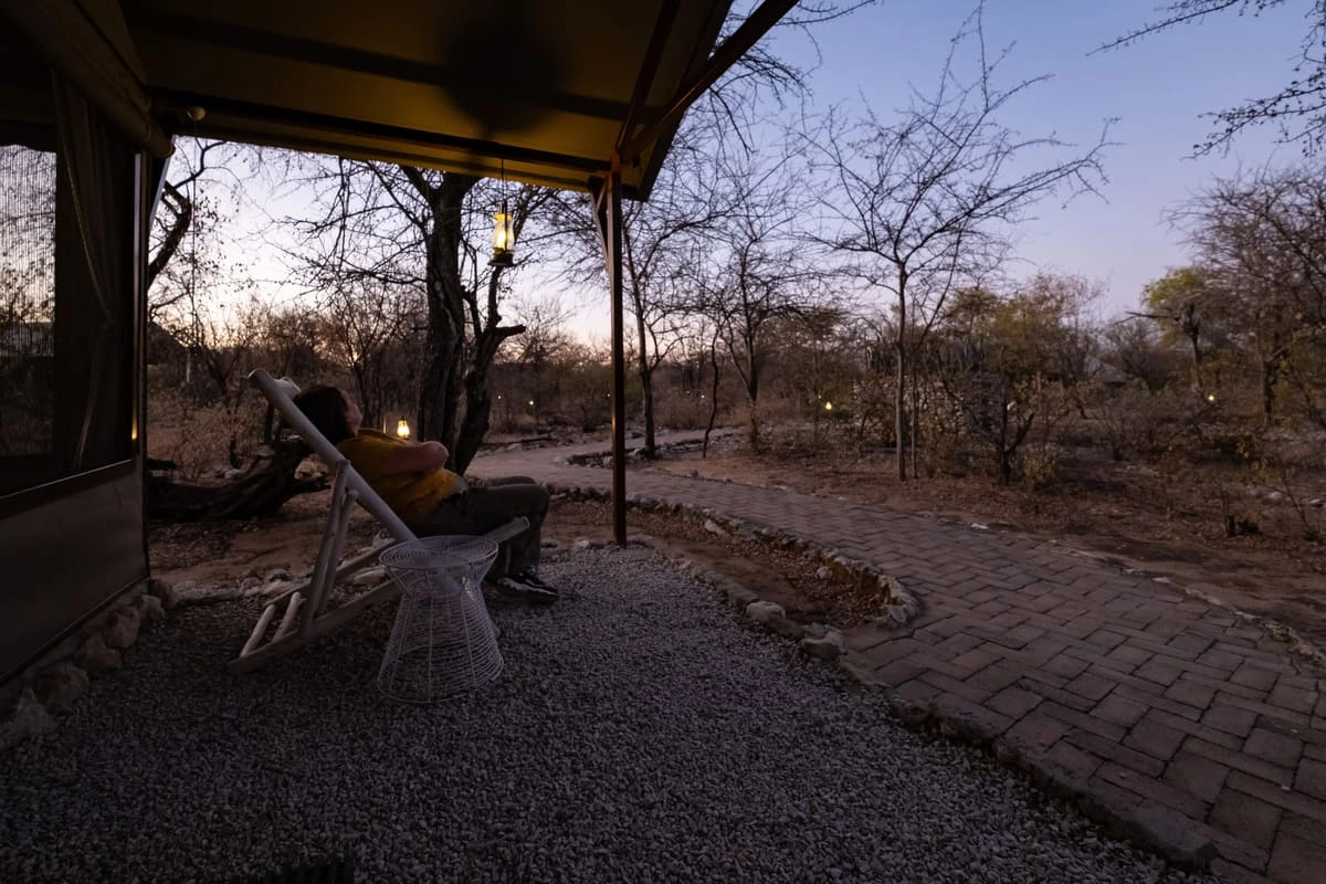 terrasse d'un chalet à la nuit tombante au Mushara Bush Camp en Namibie