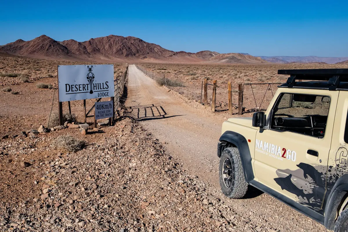 La piste d'accès vers le Desert Hills Lodge à Sesriem en Namibie