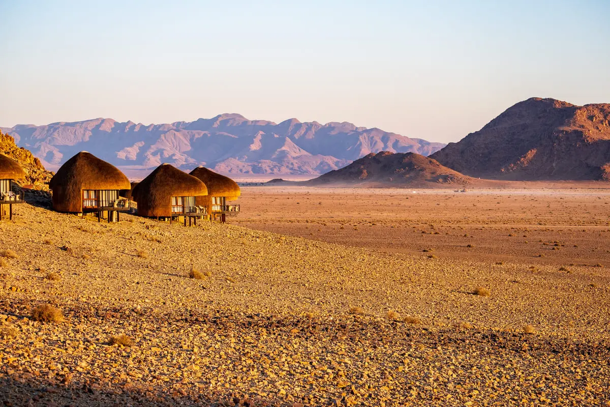 Les huttes du Desert Hills Lodge dans un décor lunaire à Sesriem en Namibie