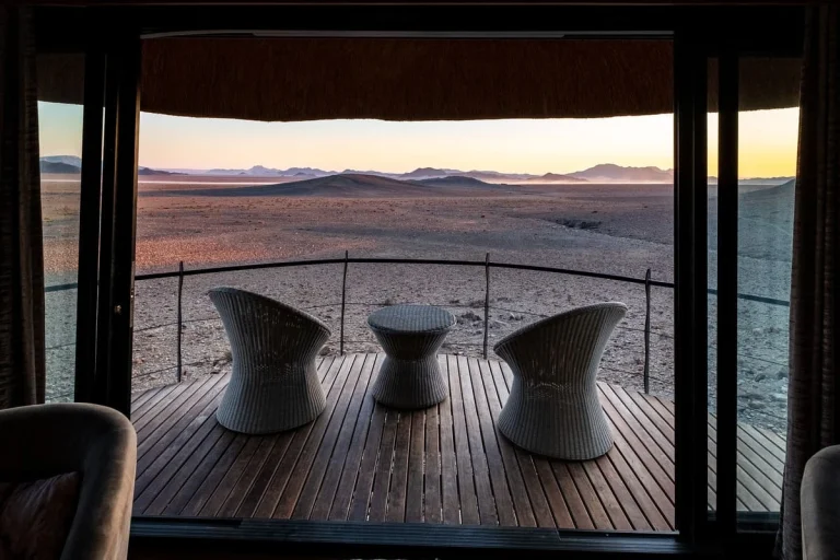 Terrasse d’une chambre du Desert Hills Lodge face aux paysages désertiques de Namibie