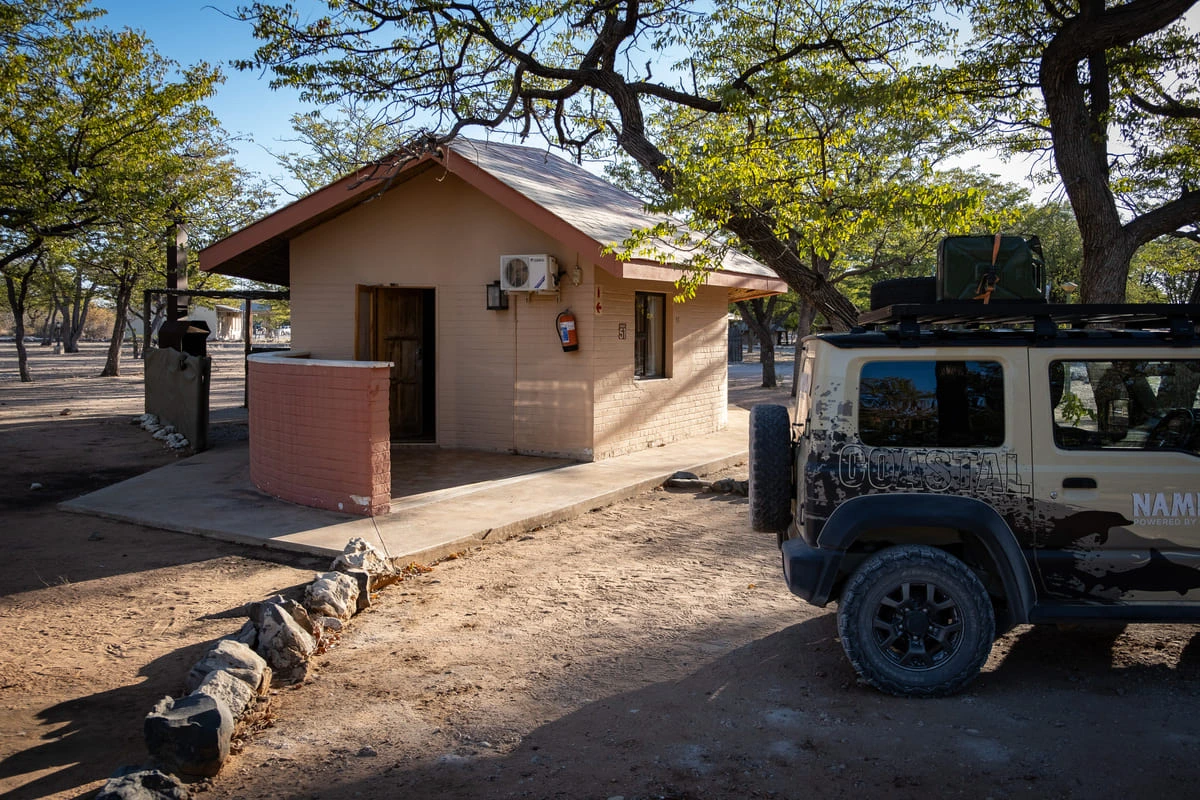 Vue sur l'extérieur d'un chalet au resort d'Halali dans Etosha