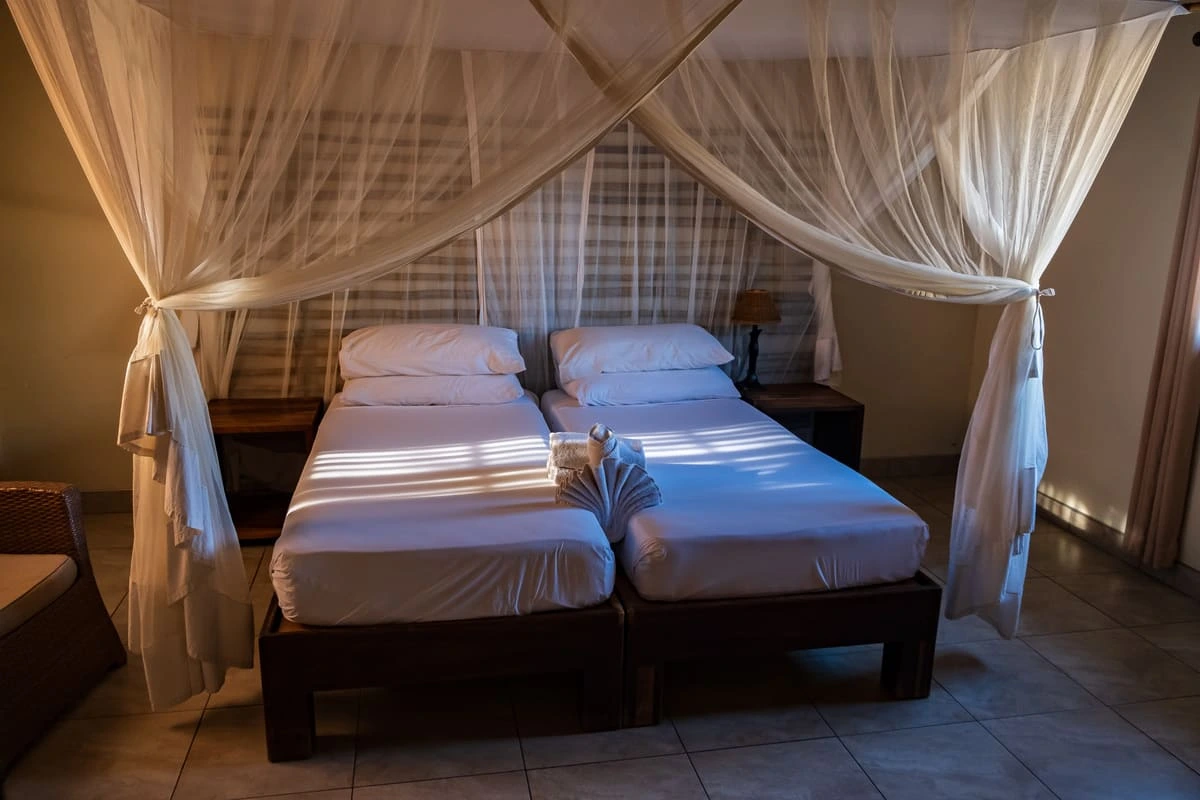 Vue sur l'intérieur d'une chambre d'un chalet au resort d'Okaukuejo dans le Parc National d'Etosha