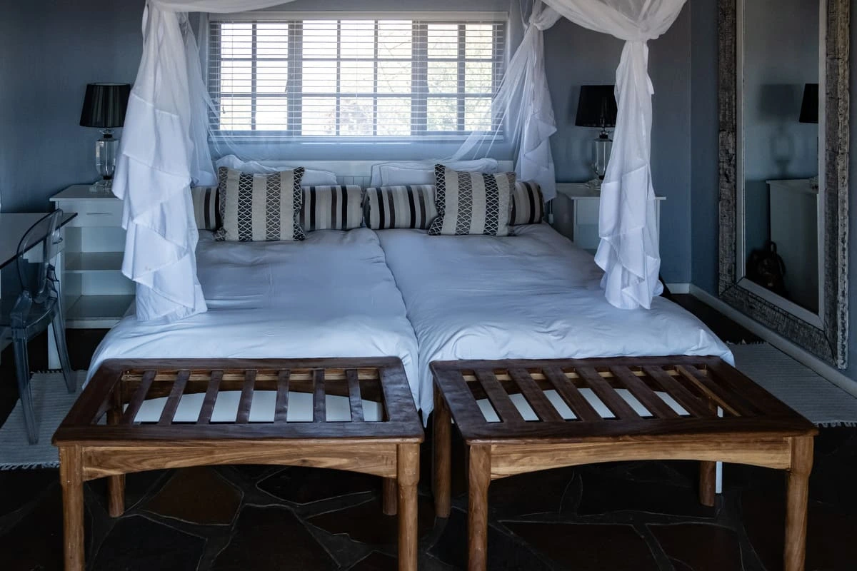 vue sur une chambre confortable au Vingerklip lodge en Namibie.