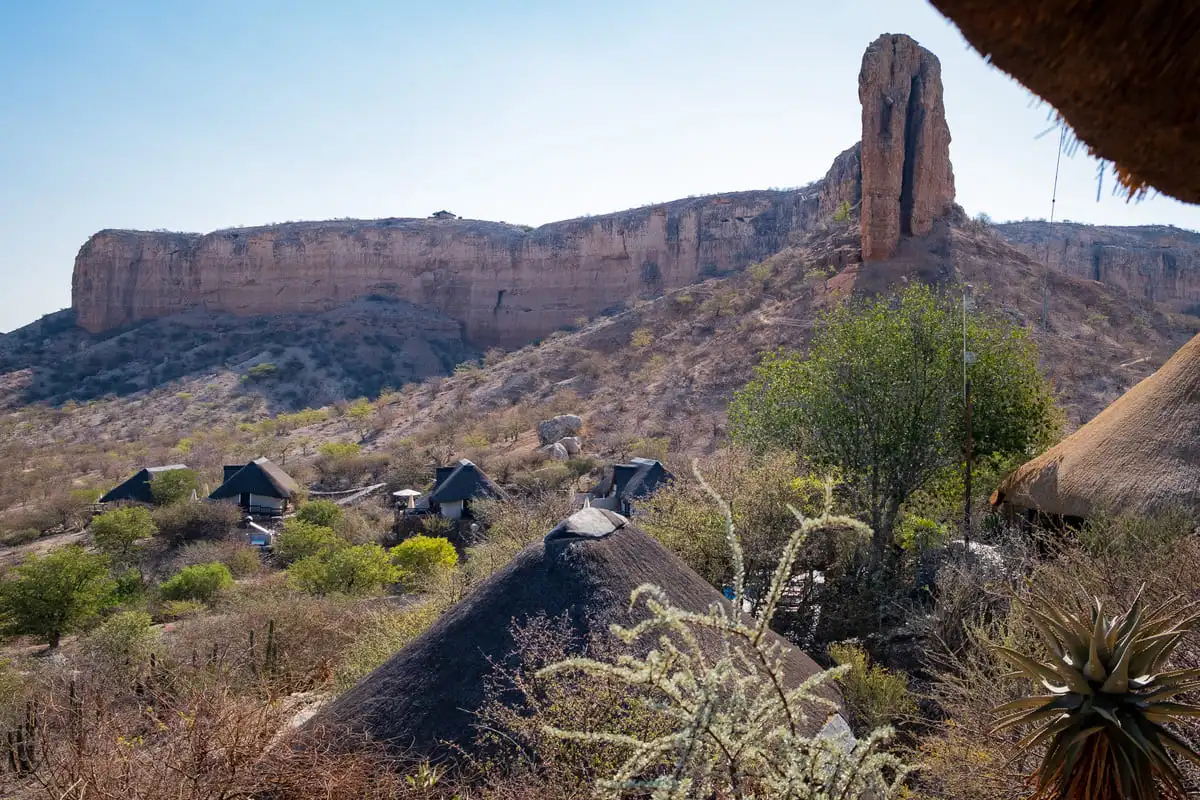 Vue sur l'environnement spectaculaire du Vingerklip Lodge en Namibie