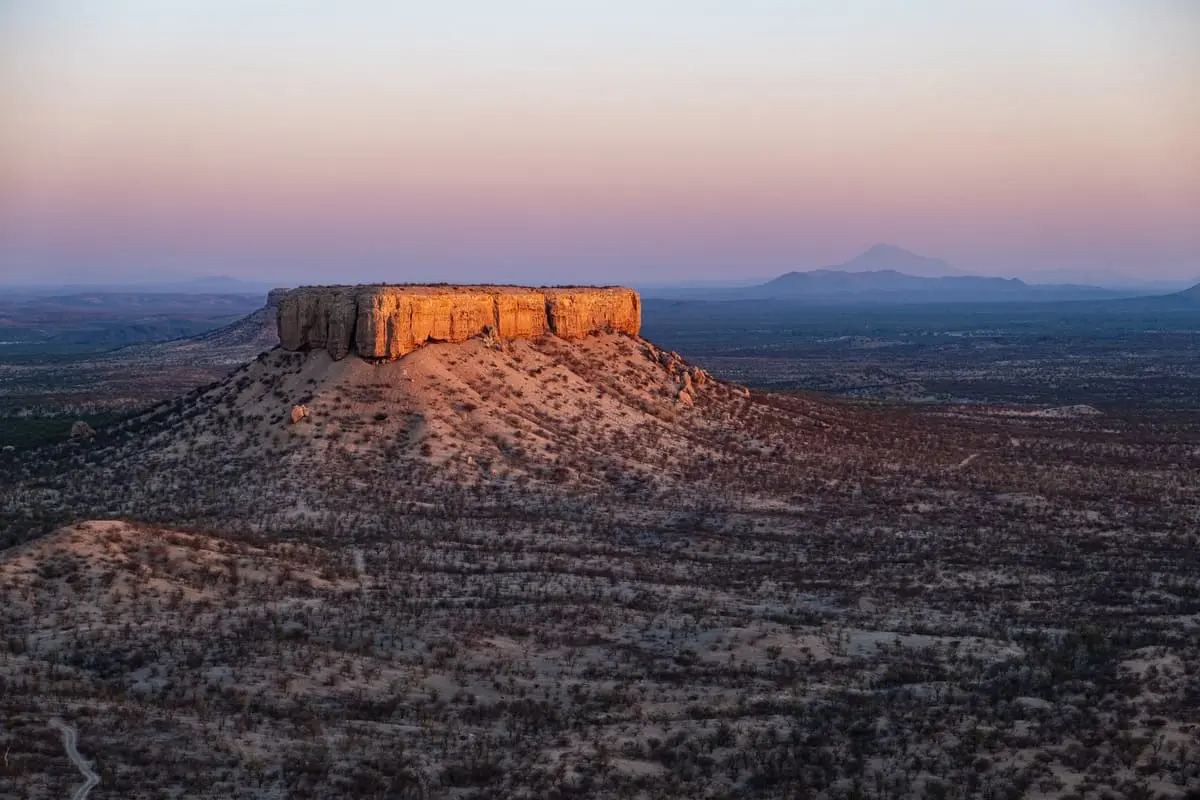Vue sur énorme forme rocheuse au coucher de soleil dans le Damaraland en Namibie