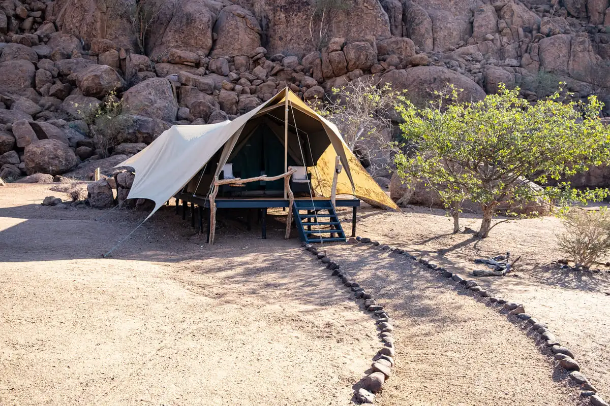 tente au pieds de rochers au Twefelfontein Adventure Camp en Namibie