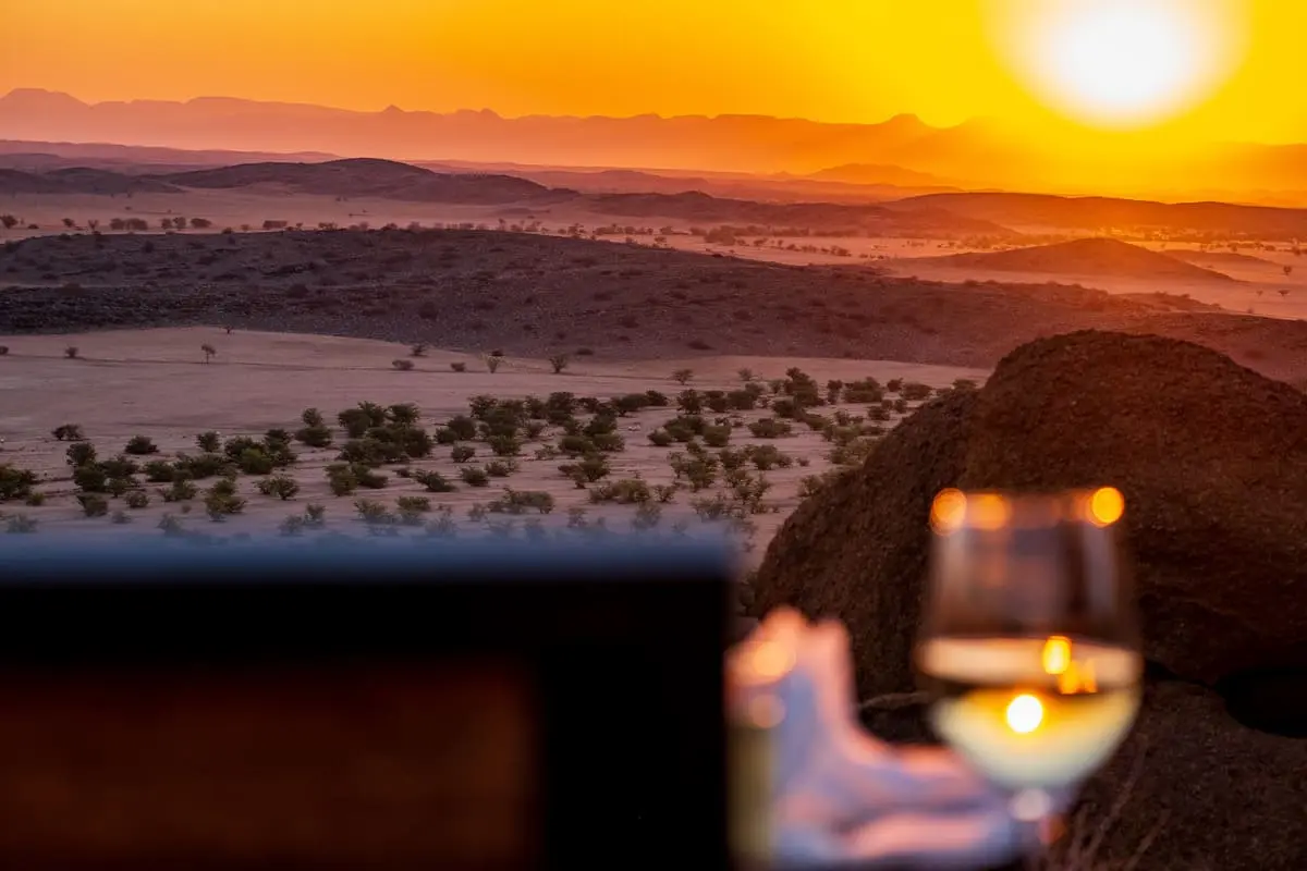 L'apéritif depuis le spot coucher de soleil du Twyfelfontein Adventure Camp en Namibie