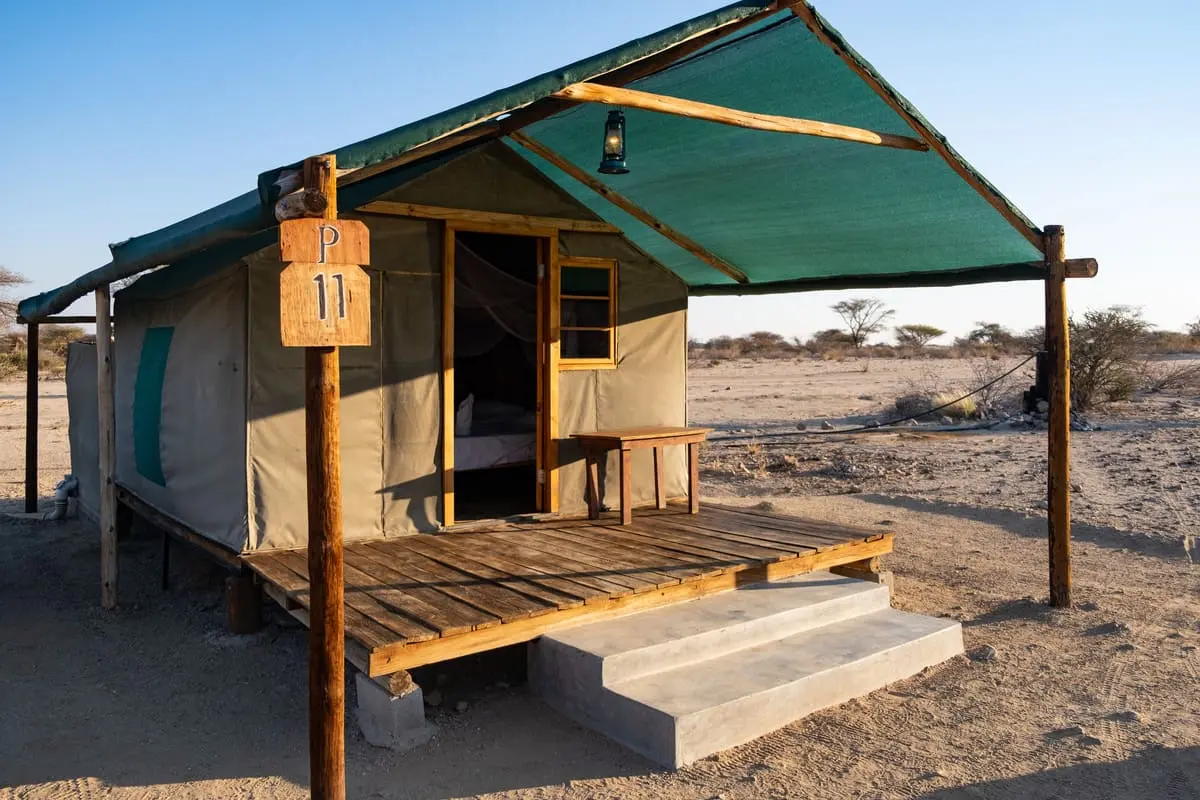 Une tente dans un camp à côté du Spitzkoppe en Namibie