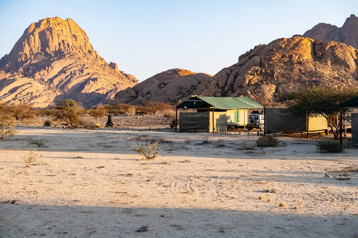 Une tente dans un camp avec le Spitzkoppe en arrière plan