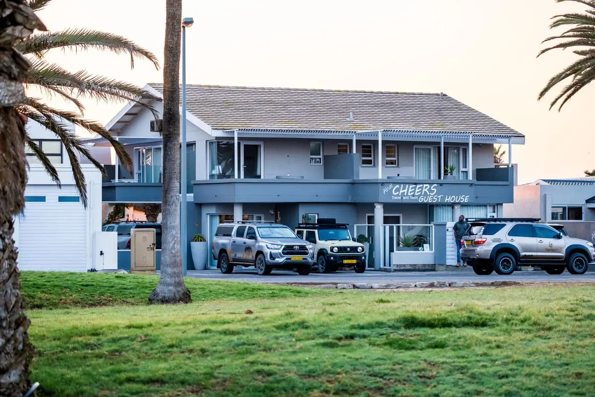 Vue sur la facade de Aha Cheers Guesthouse à Walvis Bay en Namibie