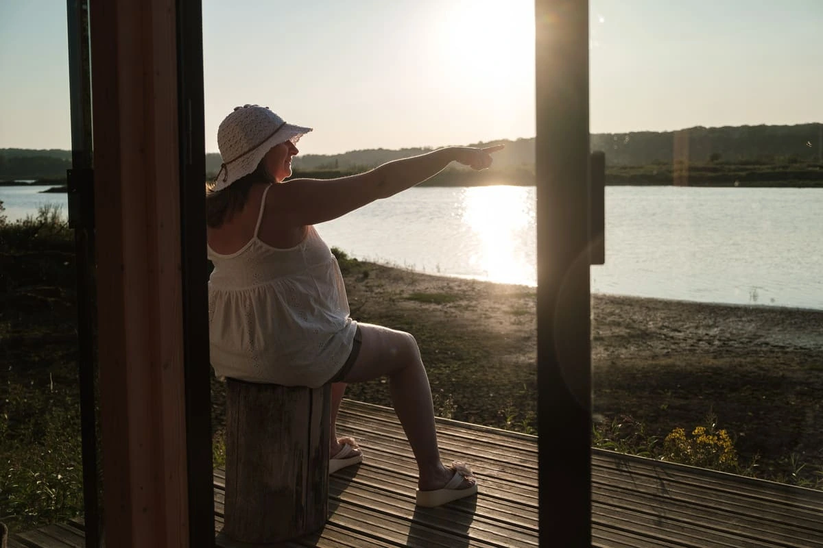 Profiter du calme du lac de Virelles depuis la terrasse de la cabane