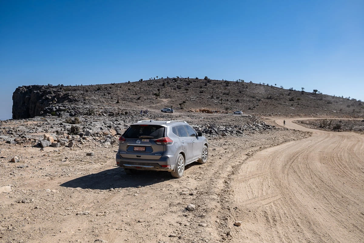 Un 4x4 sur la piste poussiéreuse du Jebel Shams à Oman