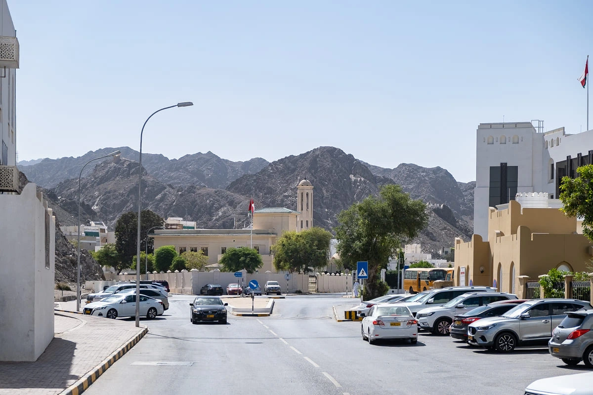 Route à Mascate, à Oman, avec les montagnes rocheuses en arrière-plan.