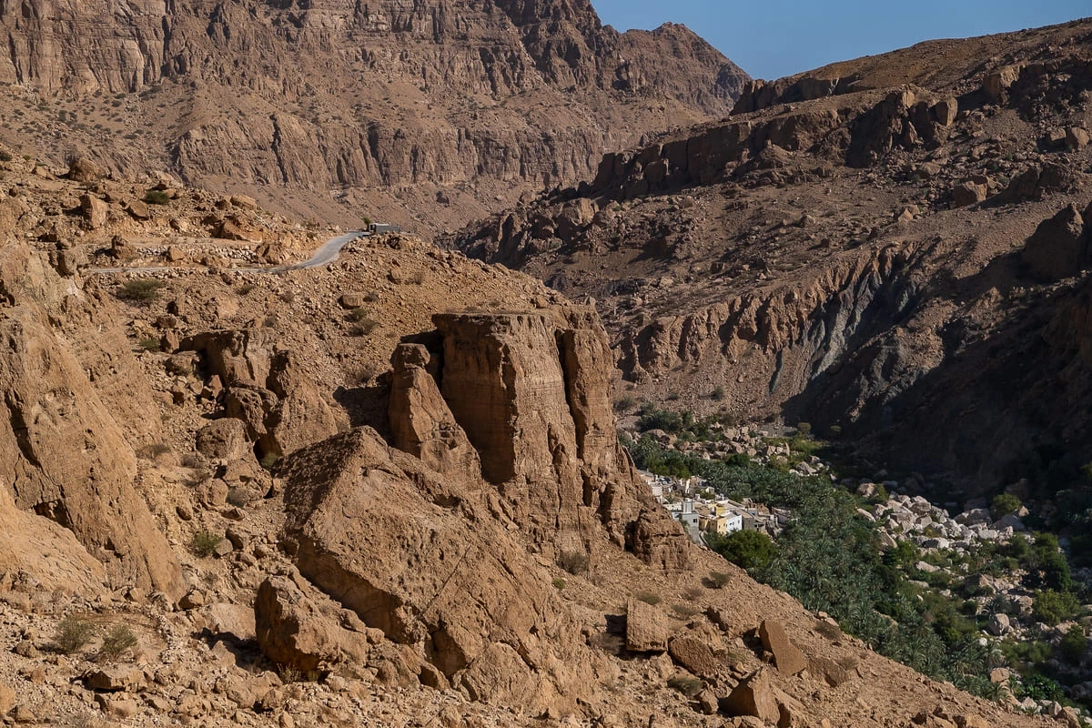 Vue sur les montagnes et village à l'approche du Wadi Tiwi