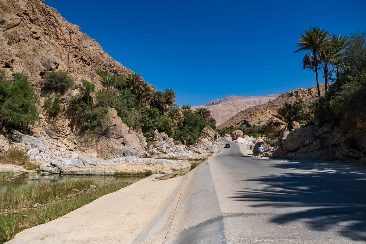 Route goudronnée à Oman menant vers le Wadi Bani khalid