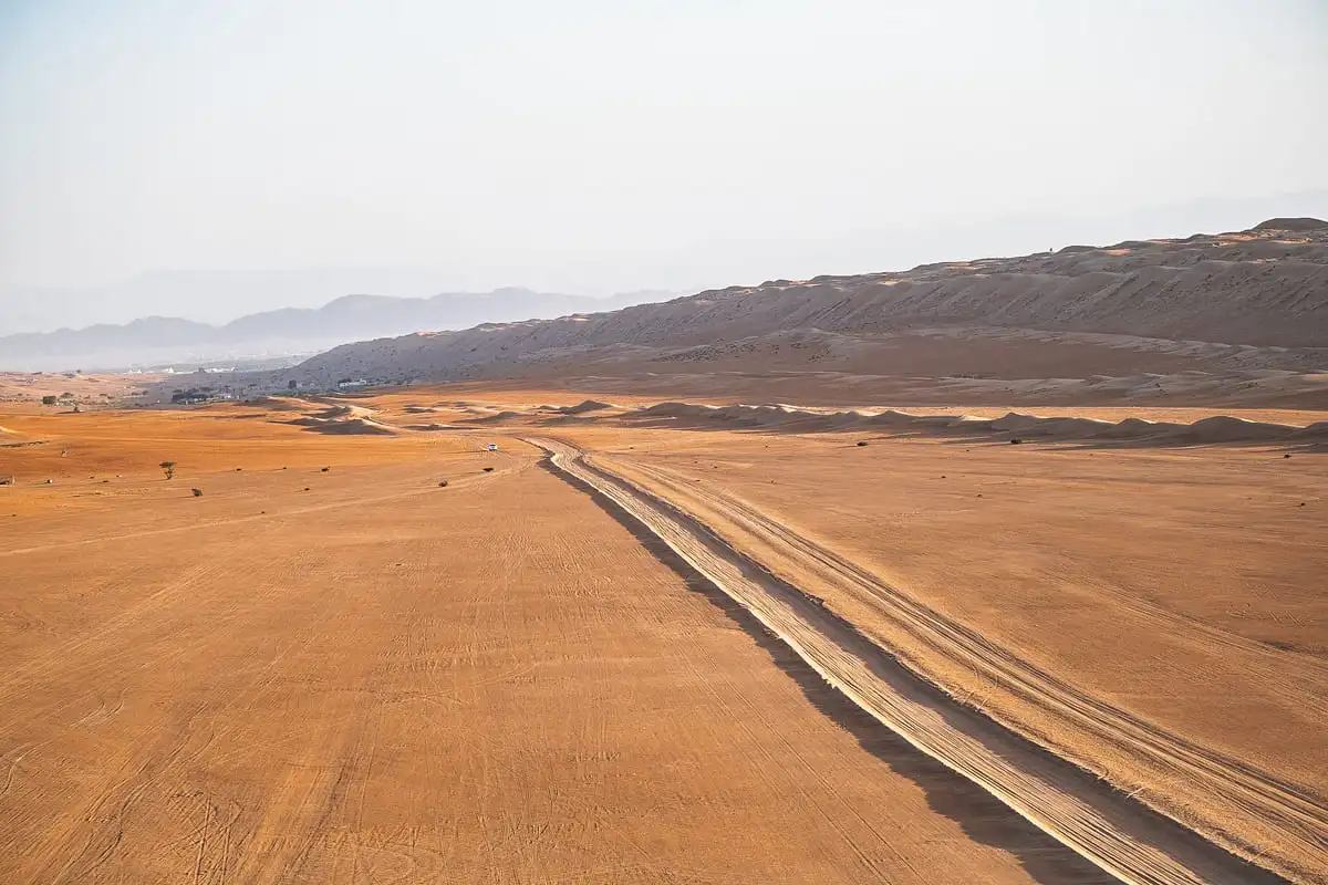 Vue sur piste dans le désert du Wahiba sands à Oman depuis une montgolfière