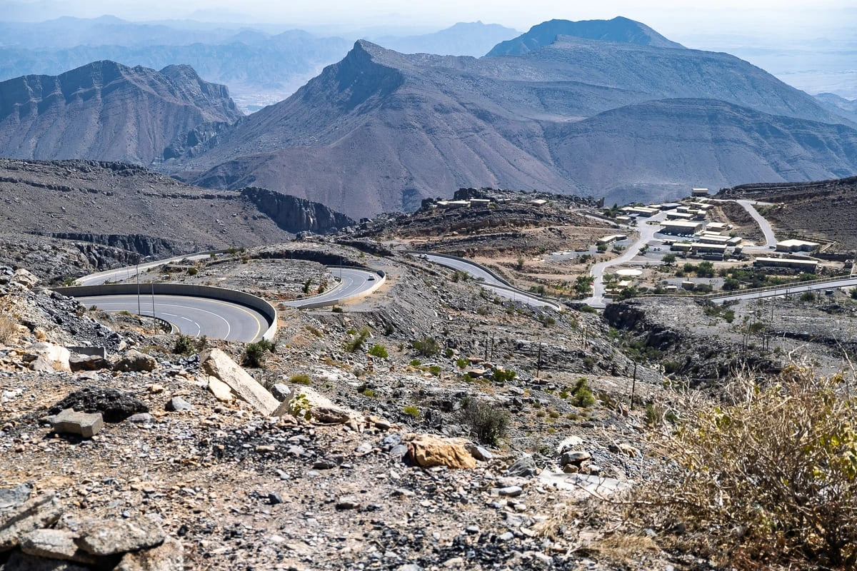 Route en lacets dans les montagnes du Jebel Akhdar